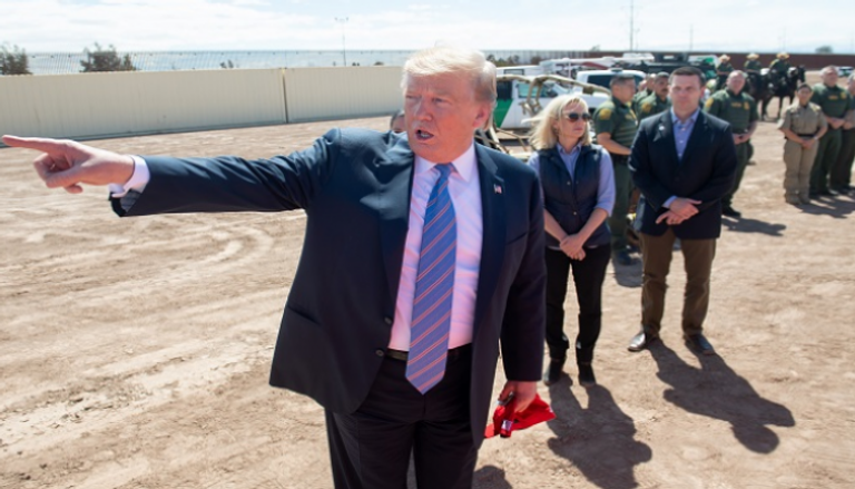 الرئيس الأمريكي دونالد ترامب بجولة على الجدار الحدودي مع المكسيك