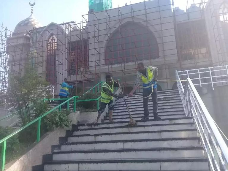 متطوعون ينظفون المساجد في إثيوبيا