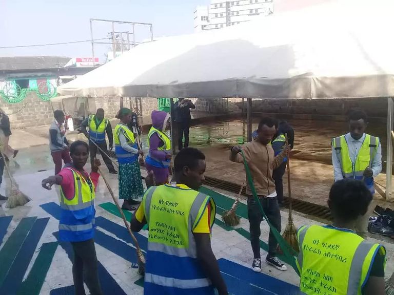 متطوعون ينظفون المساجد في إثيوبيا