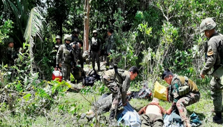جنود فلبينيون يحملون جثمان الرهينة الهولندي بعد مقتله