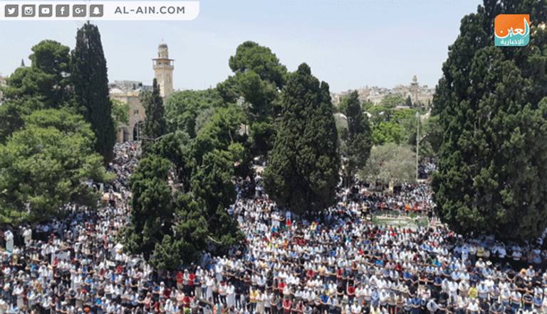 الآلاف يؤدون صلاة الجمعة الأخيرة في رمضان بالمسجد الأقصى