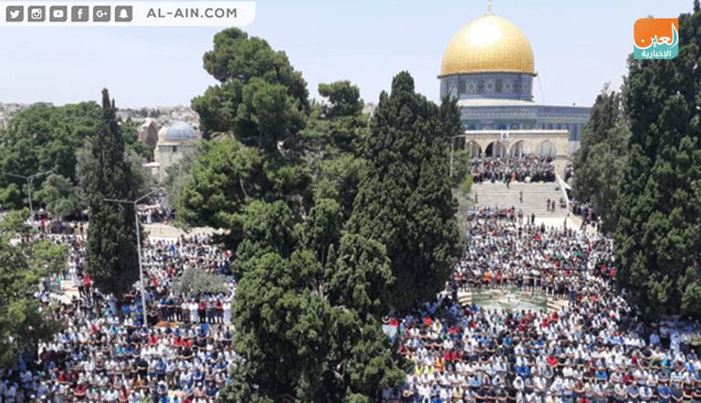 الآلاف يؤدون صلاة الجمعة الأخيرة في رمضان بالمسجد الأقصى