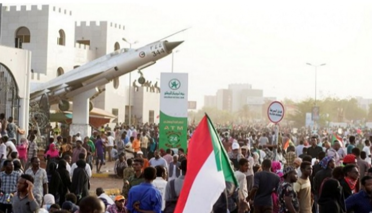 متظاهرون بمحيط مقر القيادة العامة للجيش السوداني - أرشيفية