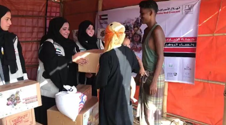 الهلال الأحمر الإماراتي يوزع مساعدات على آلاف اللاجئين الروهينجا