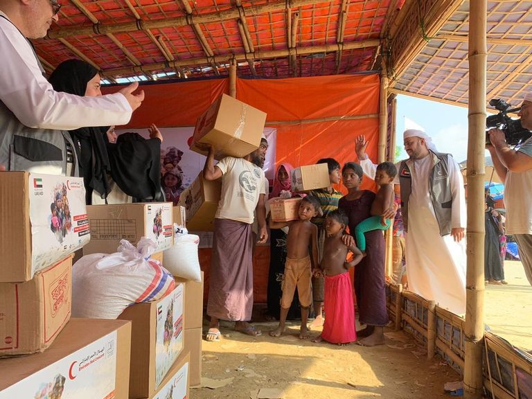 الهلال الأحمر الإماراتي يوزع مساعدات على آلاف اللاجئين الروهينجا