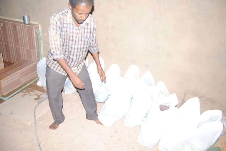 جانب من توزيع المساعدات على المحتاجين بالسودان