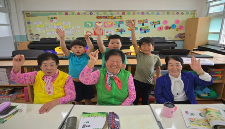 مُسنات يدخلن المدرسة الابتدائية في كوريا الجنوبية