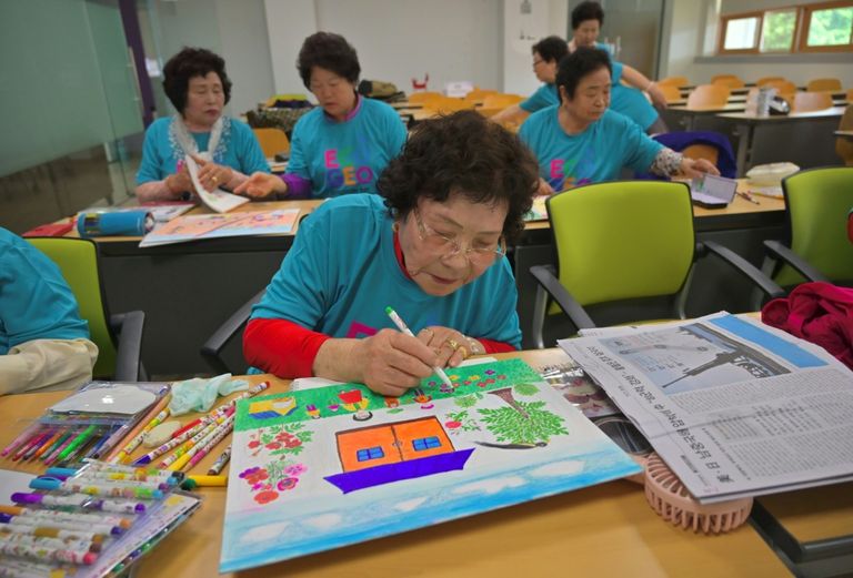 مُسنات يدخلن المدرسة الابتدائية في كوريا الجنوبية