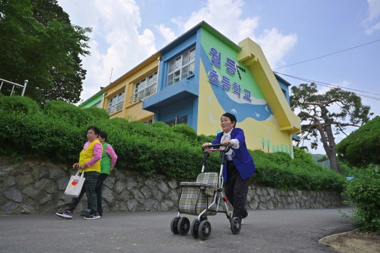 مُسنات يدخلن المدرسة الابتدائية في كوريا الجنوبية