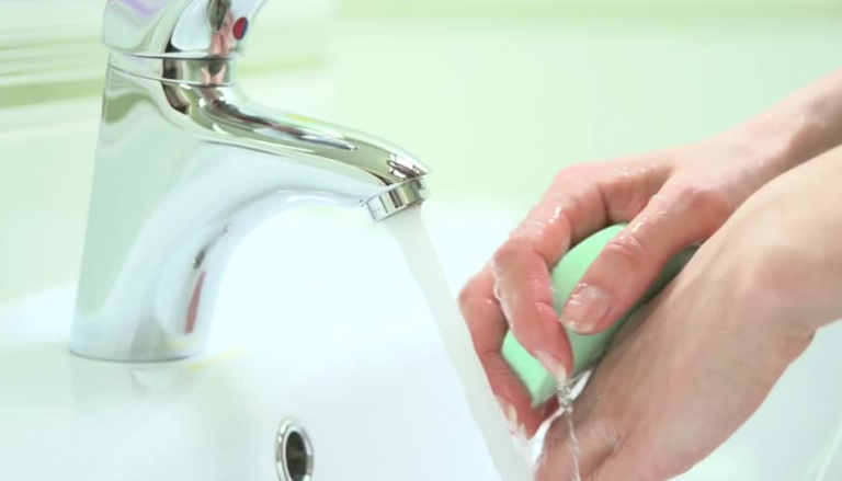 غسل اليدين بصابون يحتوي على مواد مطهرة يعطي مناعة للميكروبات