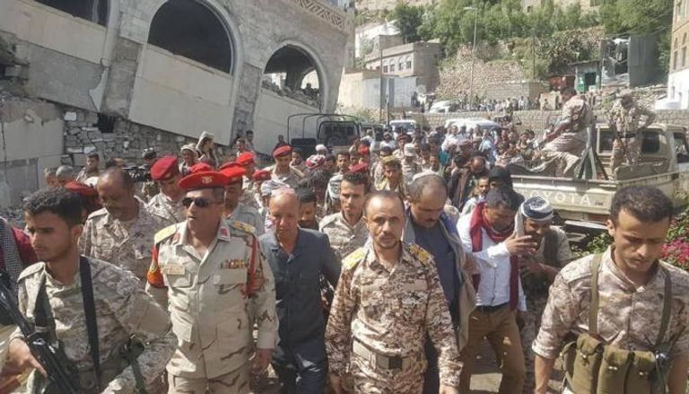 زعيم الإخوان بتعز اليمنية أثناء تسليم المؤسسات الحكومية