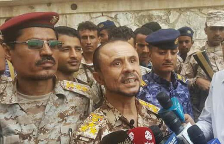 زعيم الإخوان بتعز اليمنية أثناء تسليم المؤسسات الحكومية