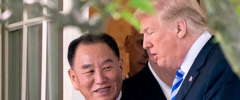 المسؤول ظهر برفقة الزعيم كيم جونج أون