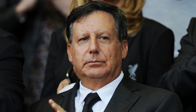 توم وارنر رئيس مجلس إدارة نادي ليفربول فيليبي كوتينيو لاعب برشلونة