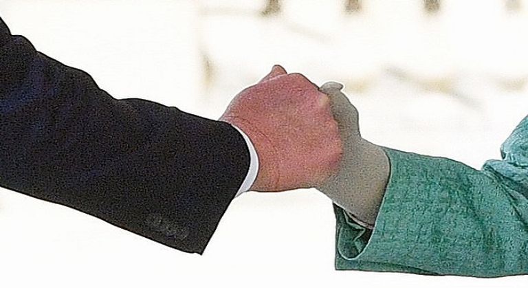 الملكة إليزابيث الثانية خلال استقبالها الرئيس الأمريكي دونالد ترامب