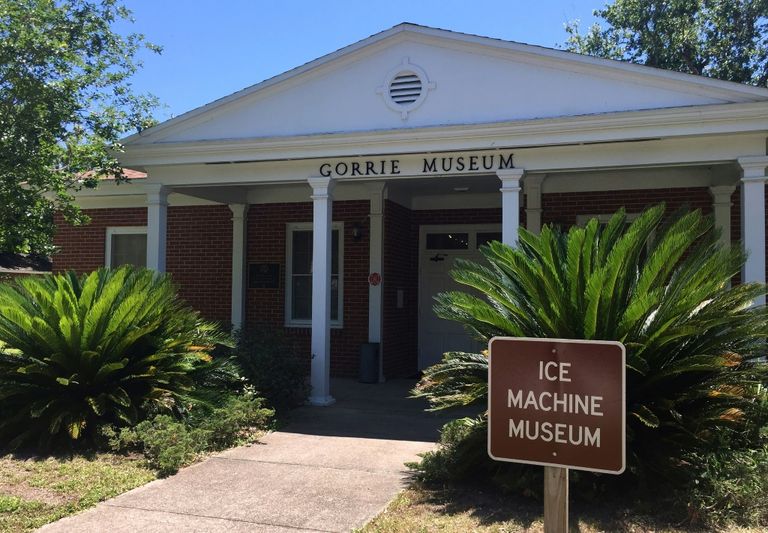 جيريمي راوندتري إلى جانب مكيف الهواء الأول الذي اخترعه جون جوري