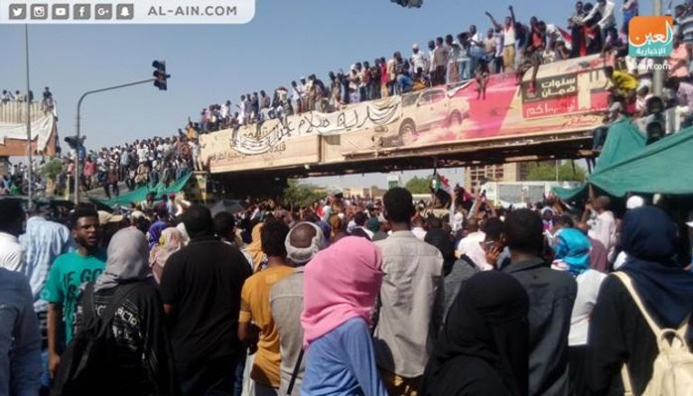 محتجون سودانيون أمام قيادة الجيش في الخرطوم- أرشيفية