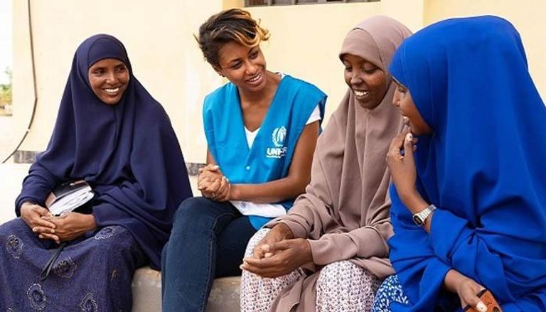 المغنية الإثيوبية "بيتي جي" تزور مخيما للاجئين الصوماليين