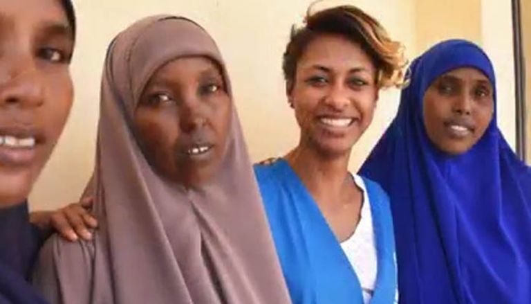 المغنية الإثيوبية "بيتي جي" تزور مخيما للاجئين الصوماليين