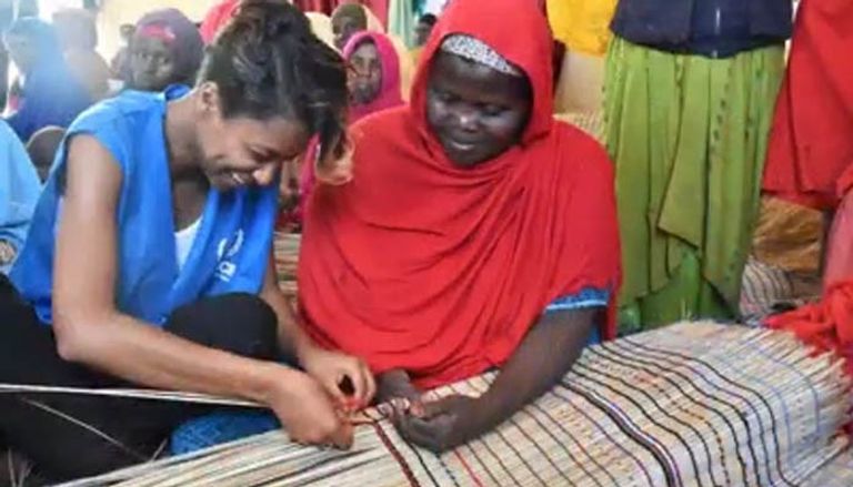 المغنية الإثيوبية "بيتي جي" تزور مخيما للاجئين الصوماليين