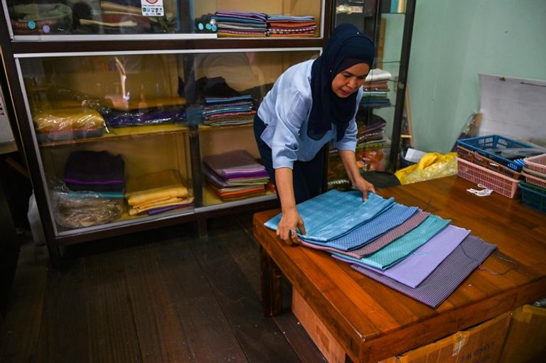عائلة مسلمة في تايلاند تكافح لحماية حرفة نسج الحرير من الاندثار