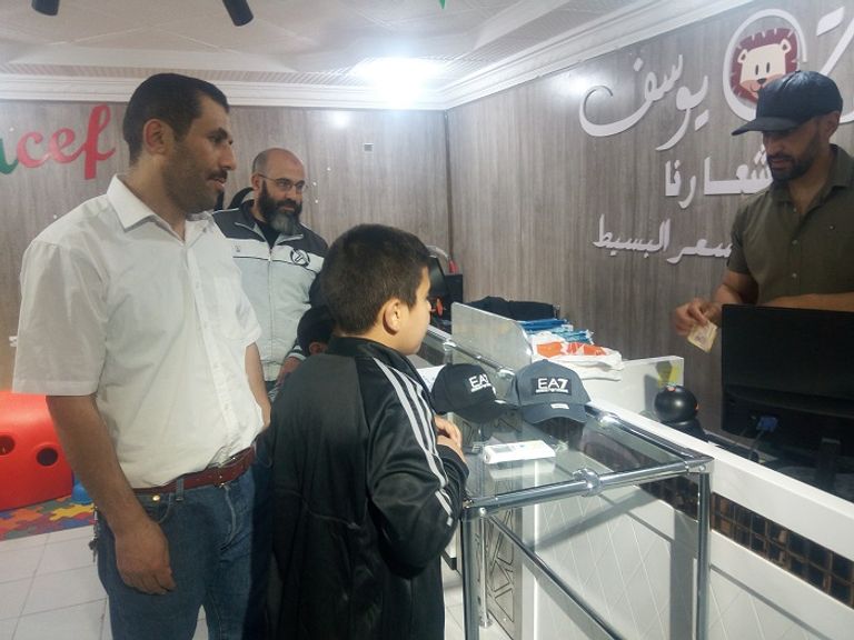 جزائريون يقتنون ملابس العيد لأطفالهم