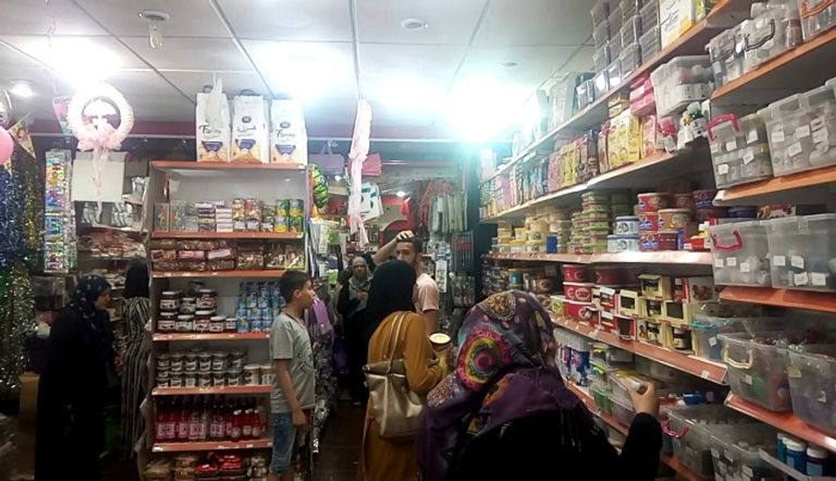 جزائريون يقتنون مستلزمات الحلويات