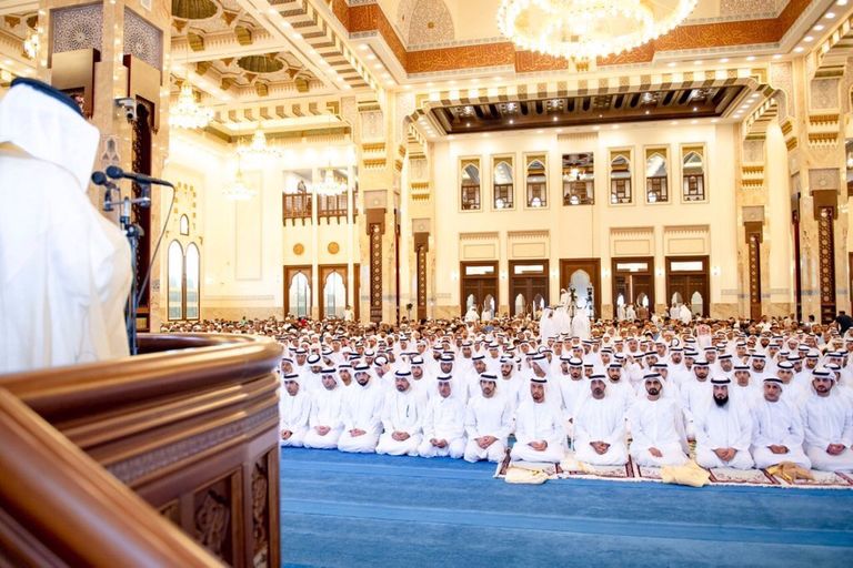 الشيخ محمد بن راشد آل مكتوم خلال صلاة عيد الفطر