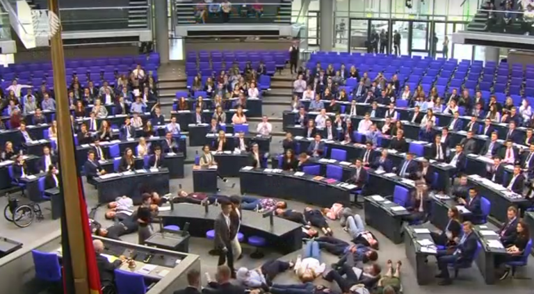 الشباب افترشوا الأرض أمام المنصة في محاكاة لمجموعة جثث على الأرض