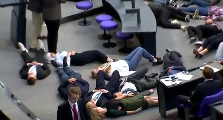 الشباب افترشوا الأرض أمام المنصة في محاكاة لمجموعة جثث على الأرض