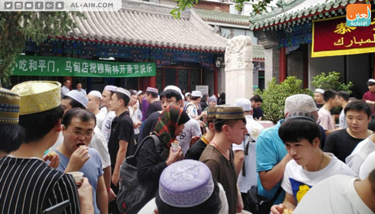 المصلون يتناولن الطعام بعد صلاة العيد في الصين