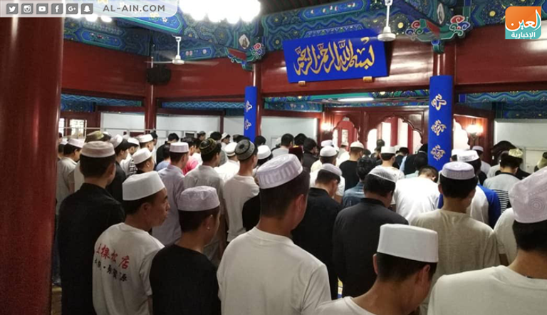المصلون يتناولن الطعام بعد صلاة العيد في الصين