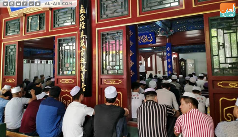 المصلون يتناولن الطعام بعد صلاة العيد في الصين