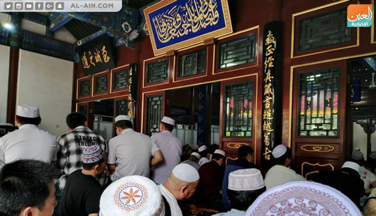 المصلون يتناولن الطعام بعد صلاة العيد في الصين