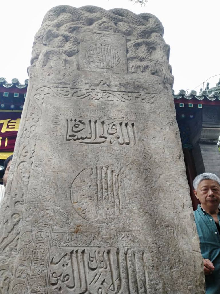 المصلون يتناولن الطعام بعد صلاة العيد في الصين