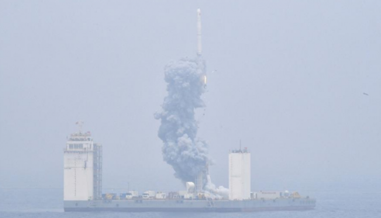الصين تطلق صاروخا فضائيا من منصة متحركة في البحر لأول مرة