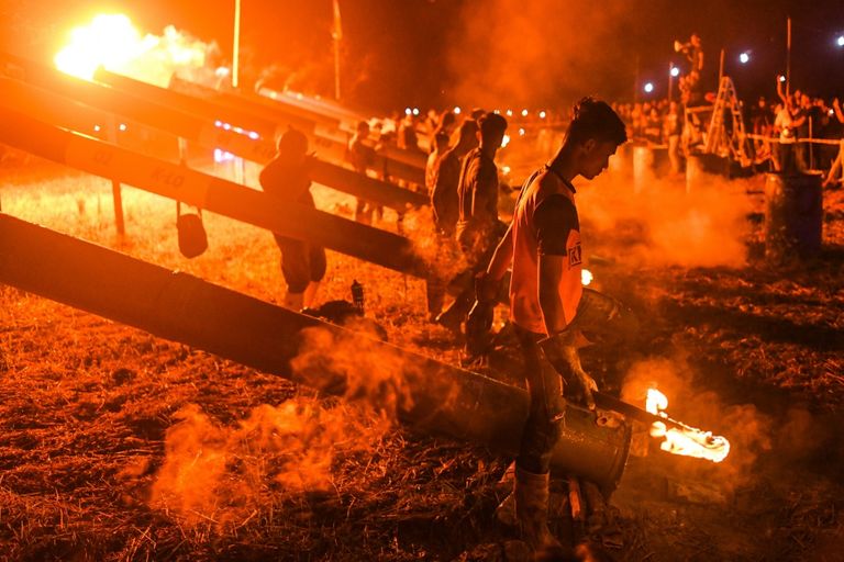 ماليزيون يستقبلون عيد الفطر بطلقات مدفعية