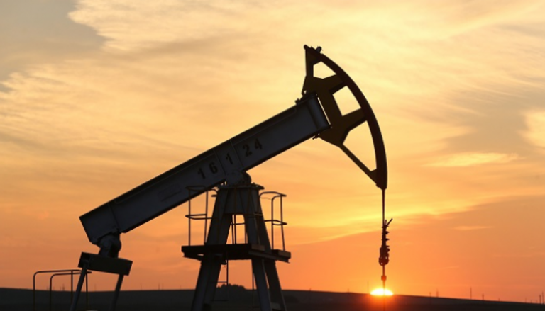 أسعار النفط تتراجع 4%