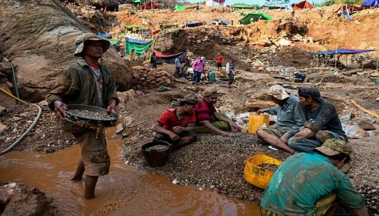 عمال مناجم يبحثون عن الياقوت في وادي موجوك البورمي في مايو 2019