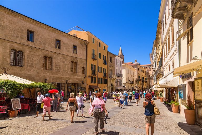 ألجيرو.. جنة صيفية على أرض جزيرة سردينيا الإيطالية