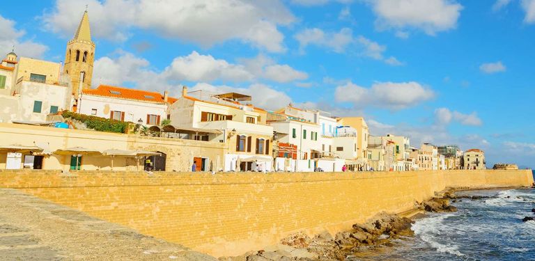 ألجيرو.. جنة صيفية على أرض جزيرة سردينيا الإيطالية