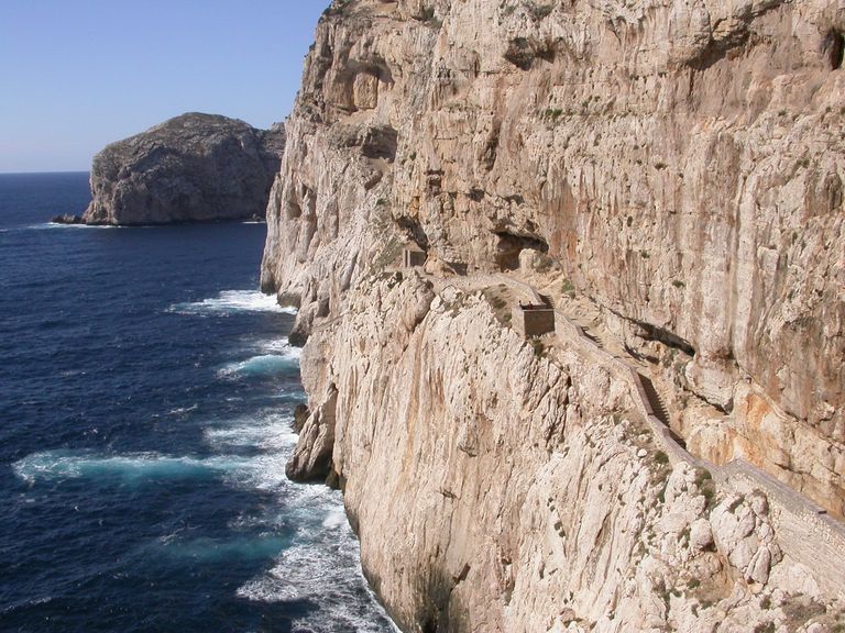 ألجيرو.. جنة صيفية على أرض جزيرة سردينيا الإيطالية