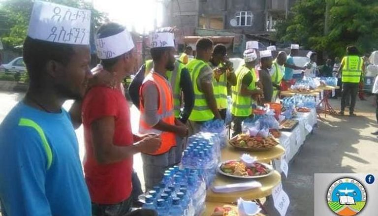 مسيحو مدينة ديردواة يقدّمون وجبات للمسلمين 