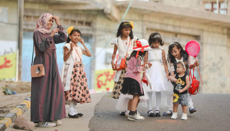 أطفال يحتفلون بالعيد في تعز اليمنية