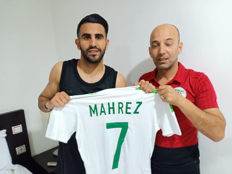رياض محرز نجم منتخب الجزائر يهدي قميصه للسفارة المصرية رياض محرز لاعب مانشستر سيتي