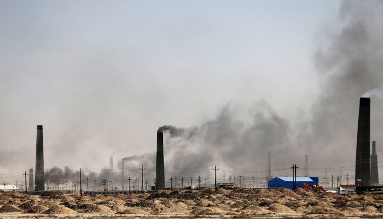 سماء العراق مغلفة بأدخنة المصانع وحرق القمامة