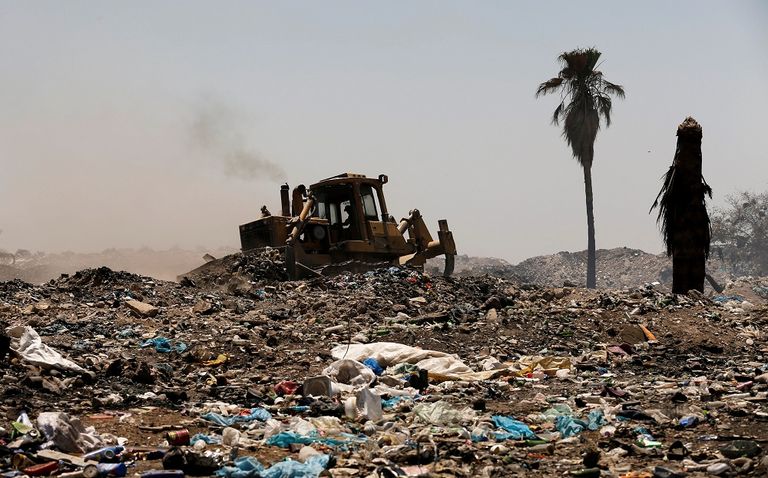 سماء العراق مغلفة بأدخنة المصانع وحرق القمامة