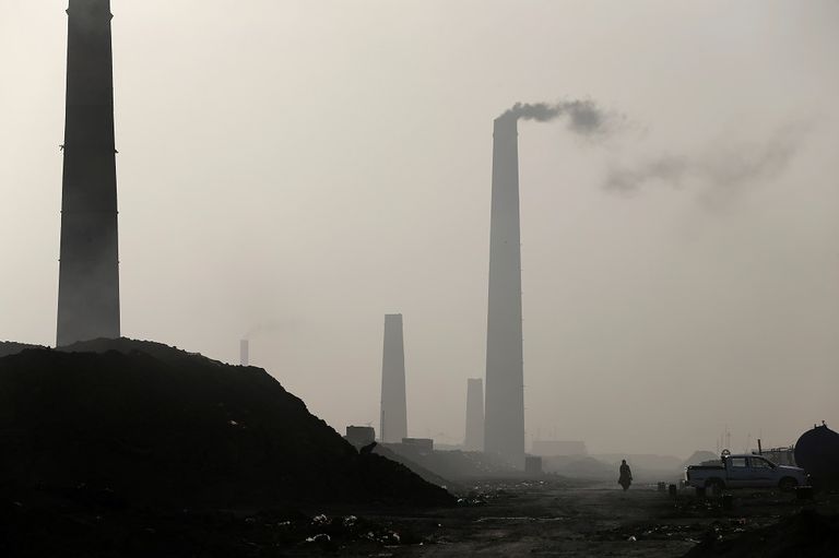 سماء العراق مغلفة بأدخنة المصانع وحرق القمامة