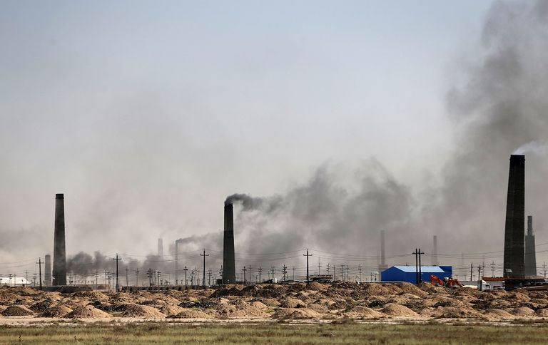 سماء العراق مغلفة بأدخنة المصانع وحرق القمامة