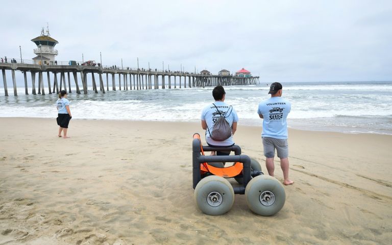 جندي سابق في الجيش الأمريكي يشارك في مبادرة لركوب الأمواج